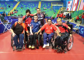 Korovin (Rusia), Skalski (EE.UU), Geovany (CR), Yoshida (Japón)
Atrás: Entrenadores de Japón y de CR 

