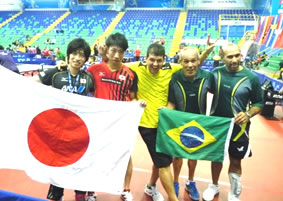 Entrenador Tateishi, Tateishi, Luis (colombiano), y contrincantes brasileños (izq a der)