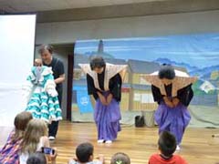 出演者へ盛大な拍手を送る観客