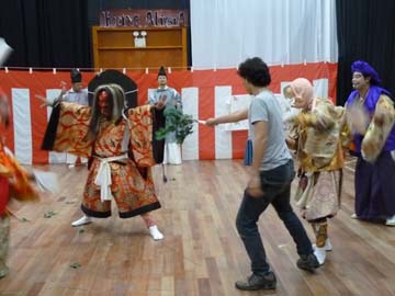 kagura con la participación del público