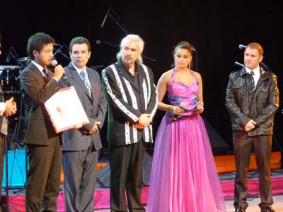 被災者応援ソングの大使館への引渡式の写真